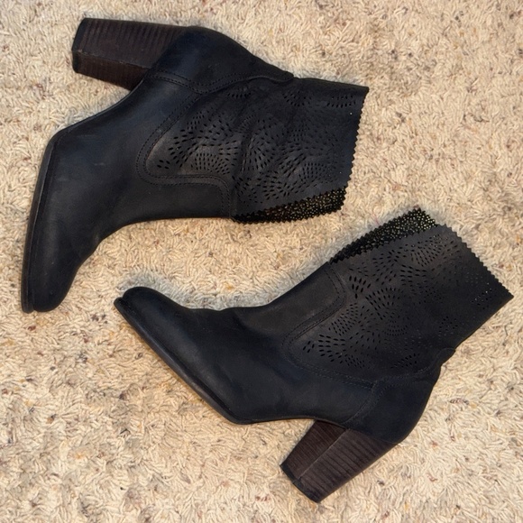 EUC UGG Thames Seaweed Perf Perforated Eyelet Ankle Boot Black Size 7.5 - Picture 4 of 11